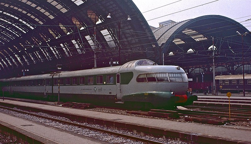 File:TEE Settebello arriving at Milano Centrale in 1983.jpg