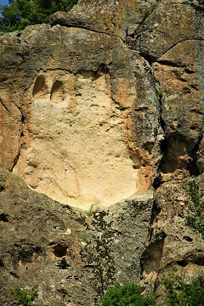 File:Tangardak kaya trapzoidal niches Nenkovo Bulgaria.jpg