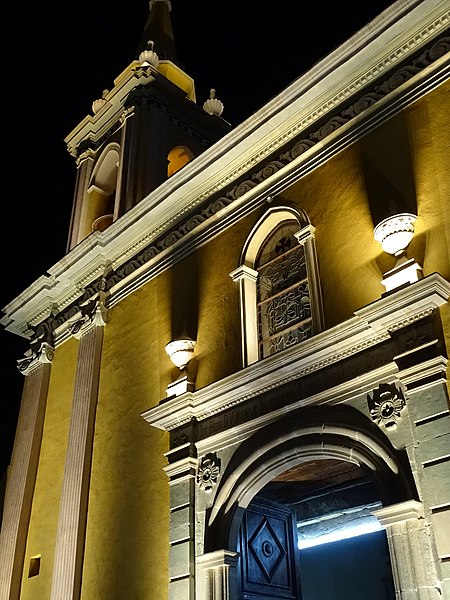 File:Templo de los Hospitales - By Night - Guanajuato - Mexico - 02 (39117224222).jpg