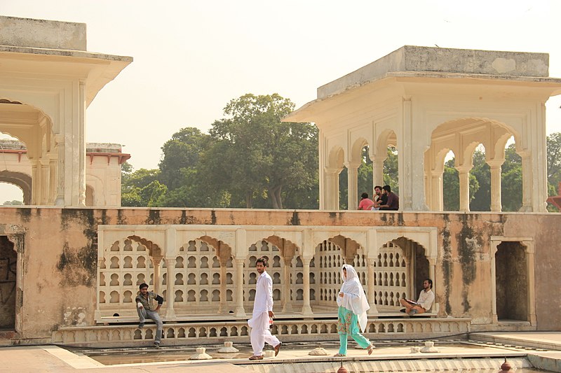 File:Terrace at Shalimar Gardens.jpg