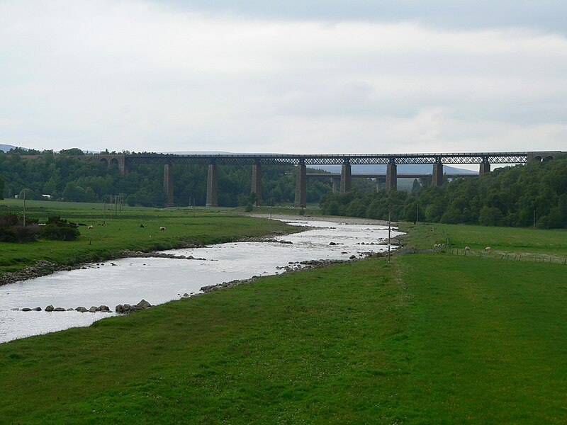 File:Tomatin railway viaduct 01.jpg