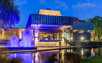 Prefeitura de Christchurch, desde 2007 formalmente conhecida como Prefeitura de Artes Cênicas de Christchurch, inaugurada em 1972, é em Christchurch, o principal centro de artes cênicas da Nova Zelândia. Está localizado no centro da cidade, às margens do rio Avon, com vista para a Praça Victoria, em frente à antiga localização do Centro de Convenções de Christchurch, demolido. Devido aos danos significativos sofridos durante o sismo de Christchurch em fevereiro de 2011, esteve fechado até 2019. A equipe do conselho municipal inicialmente recomendou a demolição de todo o conjunto, exceto o auditório principal, mas em uma reunião em novembro de 2012, os conselheiros votaram pela reconstrução de todo o salão. (definição 4 809 × 2 971)