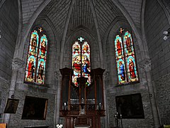 Les vitraux et l'orgue du chœur de l'église.