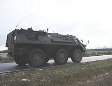 Fuchs als Führungs- und Funkfahrzeug. Links neben dem Eisernen Kreuz befindet sich der Kurbelmast der Standantenne. Auf dem Fahrzeug sind zwei der drei Fahrzeugantennen montiert, die heruntergebunden wurden, um die Gesamthöhe zu reduzieren.