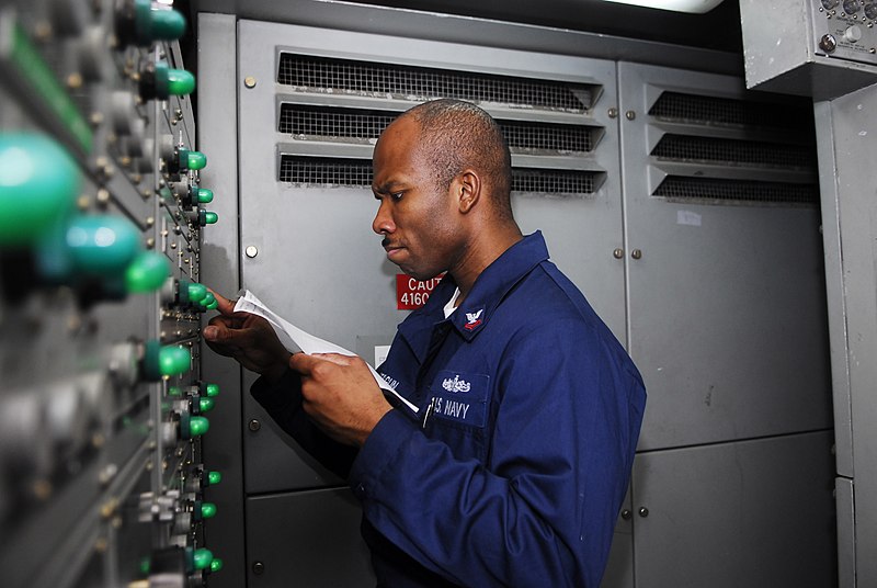 Datei:US Navy 090513-N-0096C-019 Electrician's Mate 2nd Class James Osibogun, from New York, N.Y., performs preventive maintenance on a ventilation control panel.jpg