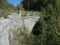 Pont franchissant le ruisseau de la Bernarde et autrefois emprunté par la RD 10 et abandonné quand le tracé rive droite, trop exposé aux chutes de pierres, a été délaissé au profit du tracé rive gauche