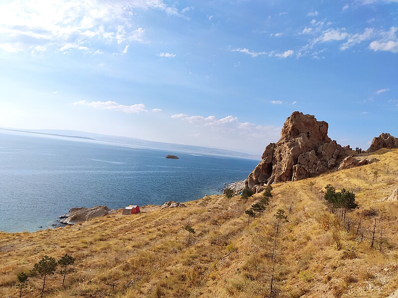 File:Van Lake, Side of Amik Castle.jpg