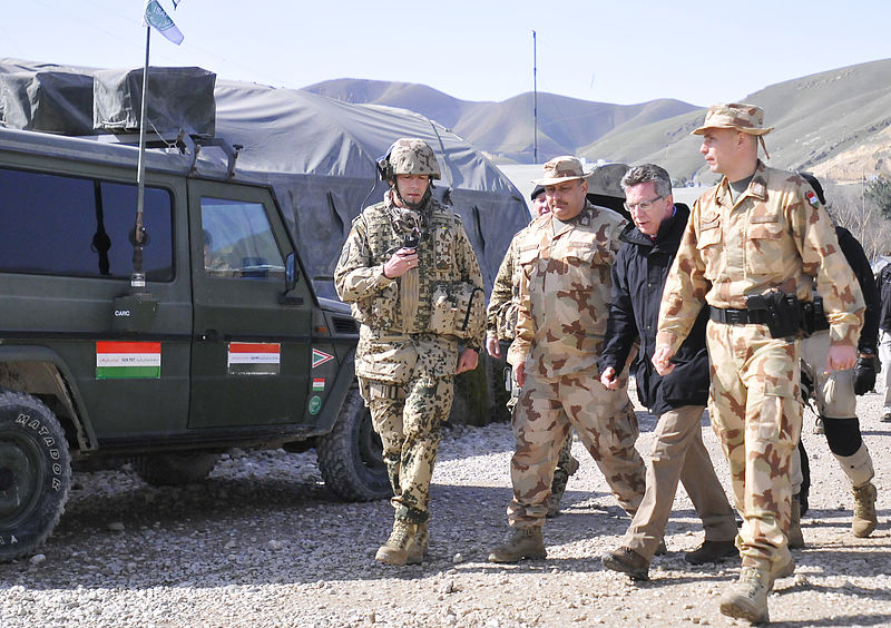 File:Verteidigungsminister de Maizière auf Überraschungsbesuch in Afghanistan.jpg