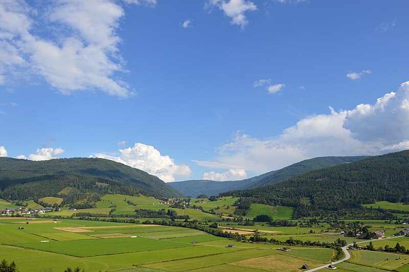 File:View of the Muhr Valley towards Pichlern from the B99 at Staig, St. Margarethen im Lungau, 2023.jpg