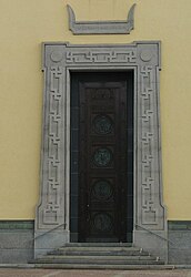 Kirkon ovenpielien ornamentiikkaa.