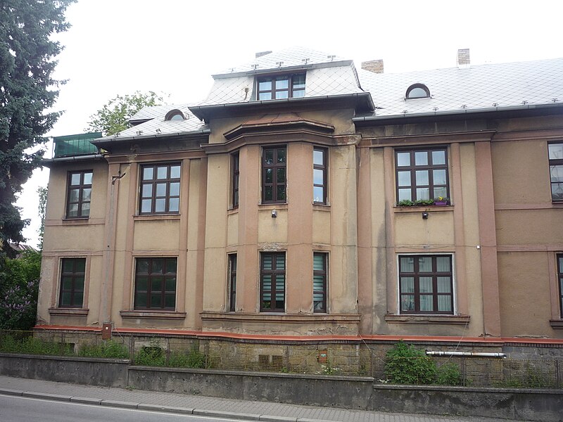 File:Vila č.p. 2407 Masarykova ulice 02.jpg