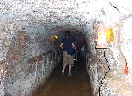 Tập_tin:Visitors_in_Vinh_Moc_tunnel.JPG