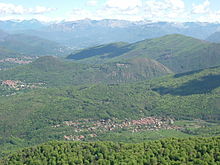 Panorama dal Campo dei Fiori: in primo piano Brinzio, sullo sfondo vallate e cime prealpine e alpine in prospettiva verso nord