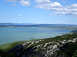 Pohled na Vranské jezero z nedaleké hory Štandarac (303 m)