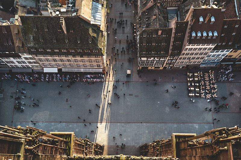 File:Vue du parvis de la cathédrale de Strasbourg.jpg