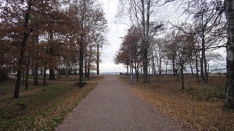 File:Walkway in the Dubky Park.JPG