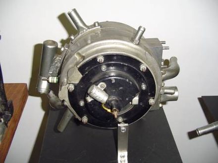 The first KKM Wankel Engine designed by Hanns Dieter Paschke, the NSU KKM 57P (Kreiskolbenmotor), at Autovision und Forum, Germany: the rotor housing is static.