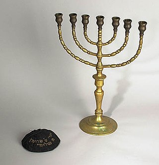 Kippa und Menorah