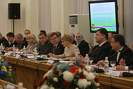 Porosjenko til høyre i bildet for Julija Tymosjenko i møte mellom russiske og ukrainske ledere i 2009.