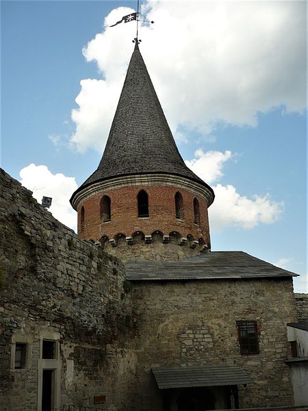 File:Zamek w Kamiencu Podolskim. Baszta.jpg