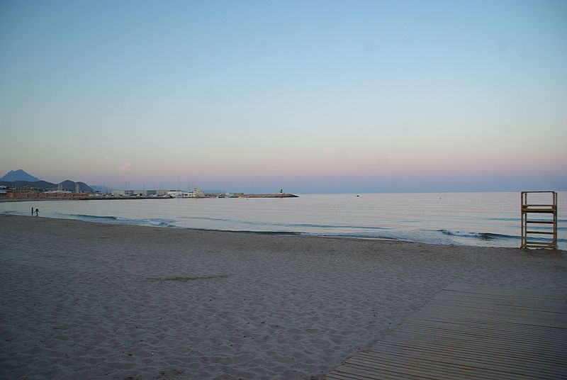 File:® EL CAMPELLO PLAYA CARRER DE LA MAR ATARDECER PANO - panoramio (2).jpg