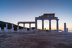 Apollonin pyhäkköalueen raunioita ja kunnostettuja osia.