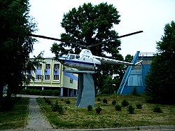 Вертолёт Ми-1 — памятник у аэропорта малых воздушных линий