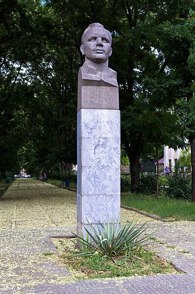 File:Памятник Юрию Гагарину в Тирасполе - Донор.jpg