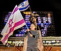 פסל גיבור ישראל בחזית בנין עירית תל אביב ולפניו מפגין מחופש לנתניהו. צלם בן כהן.jpg