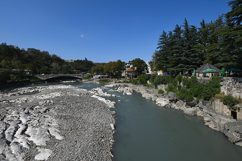 File:ქუთაისი, რიონი Kutaissi, Rioni River (48739395733).jpg
