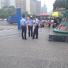 成都天府广场站岗的警察.JPG