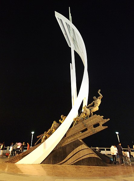 File:鸭绿江广场雕塑 - Sculpture in Yalu River Square - 2011.05 - panoramio.jpg