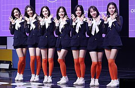 Weeekly на дебютном шоукейсе, 30 июня 2020 года. Слева направо: Соён, Зоа, Джехи, Суджин, Джихан, Джиюн и Мандей.