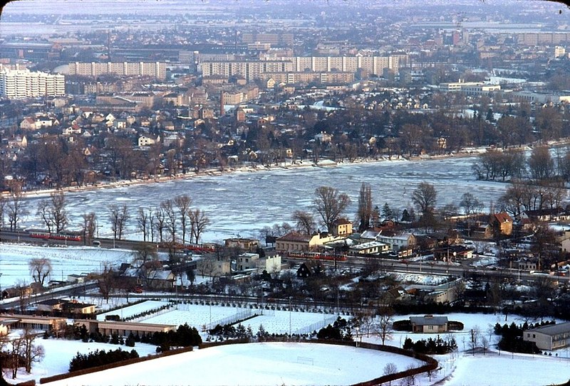 File:035R24140278 Blick vom Donauturm, Wagramerstrasse, Alte Donau, im Hintergrund Stadlau.jpg