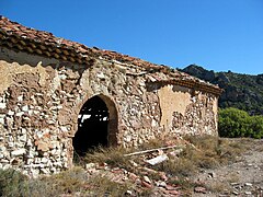 Vista frontal de la ermita de San Pedro en El Cuervo (Teruel), con detalle de la entrada.