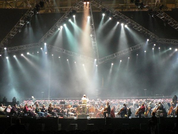 Antony Inglis rehearsing with the Hallé and the Leeds Festival Chorus