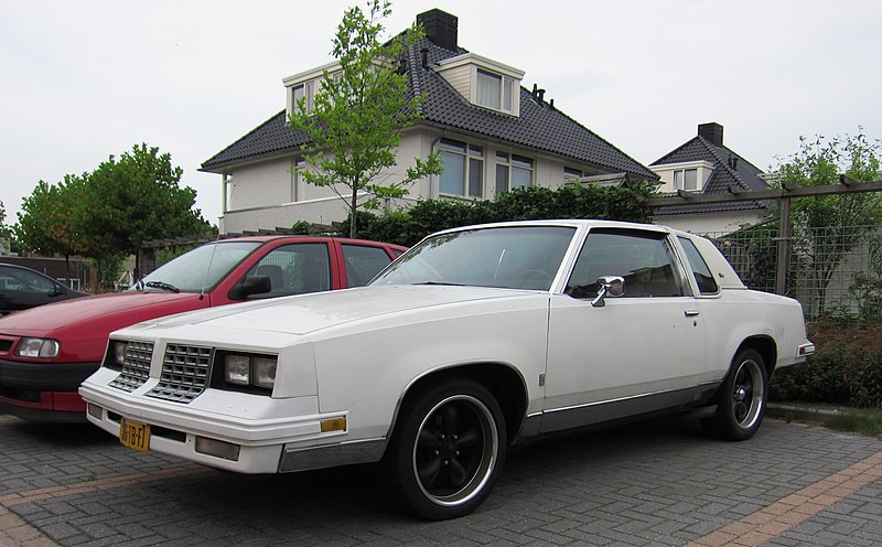 File:1981 Oldsmobile Cutlass Calais.jpg