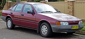 1989 yil Ford Falcon (EA II) GL sedani (2010-07-30) 01.jpg