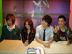Hsueh (right), along with members of Da Mouth, 2007