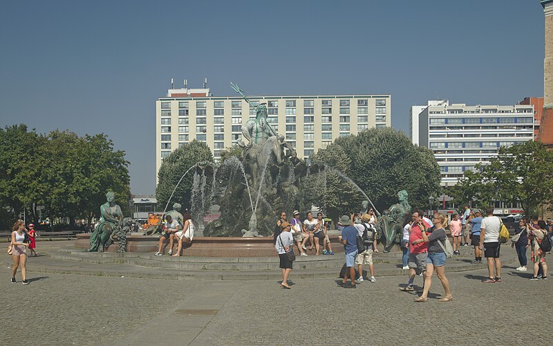 File:2018-08-09 DE Berlin-Mitte, Neptunbrunnen (49913046911).jpg