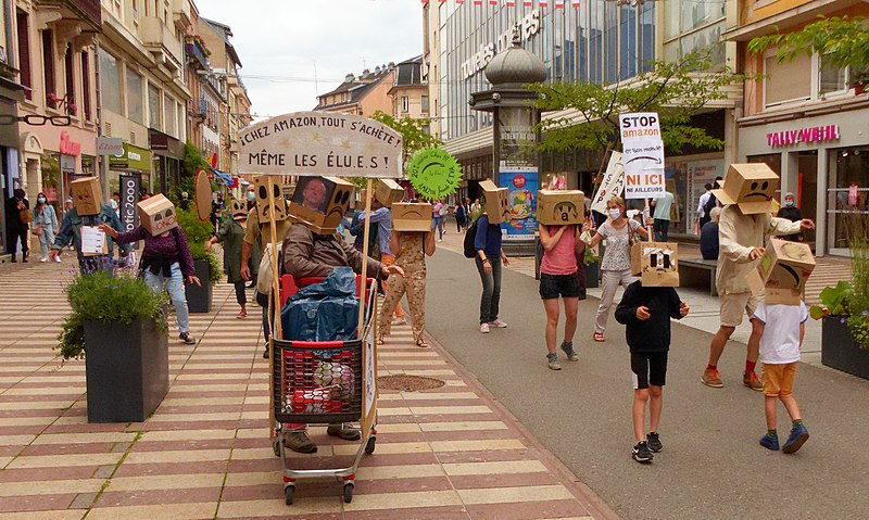 Manifestation du collectif Gafamazone, à Belfort, le 03 juillet 2021 800px-2021-07-03_15-21-25_parade-anti-amazon-Belfort