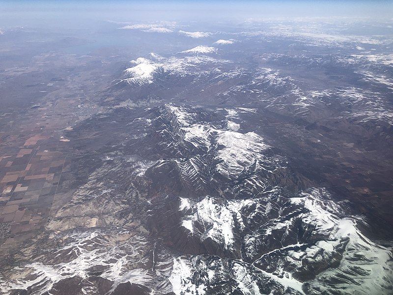 File:2022-03-24 19 05 17 UTC minus 6 View north and down from an airplane across western Sanpete, eastern Juab and southern Utah counties in Utah, with the San Pitch Mountains, Wasatch Range and Utah Lake all visible.jpg