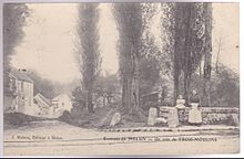 Après le passage au pont de l'Almont, aux Trois Moulins à Melun avec au premier plan les rails du tramway de Verneuil.