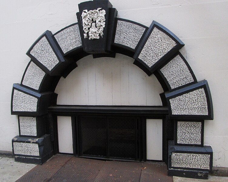 File:701 Chestnut Street arch over sidewalk doors.jpg