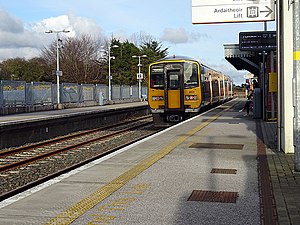 Un tren para Cork se encuentra en la estación de Midleton (geografía 4910466) .jpg