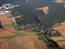 Utsikt från väst-sydväst om Dagobertshausen och Görzhausen-platsen i Behringwerke i nordost