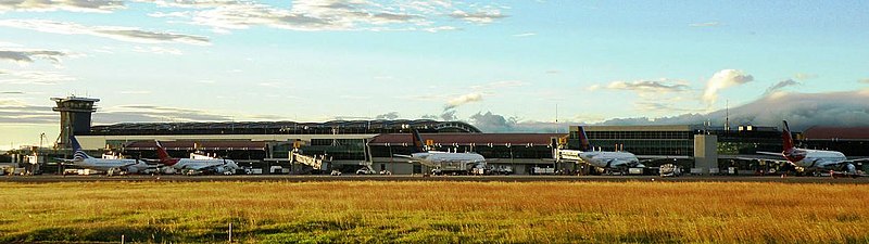 Archivo:Aeropuerto SJO Vista posterior.jpg