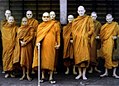 Ajahn Chah met stok, in 1980 geboren op 17 juni 1918