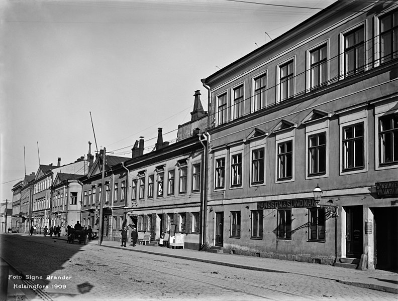 File:Aleksanterinkatu 16 (Remanderin talo), 14 (Brummerin talo), 12 (Balderin talo) - N423 (hkm.HKMS000005-000000t9).jpg