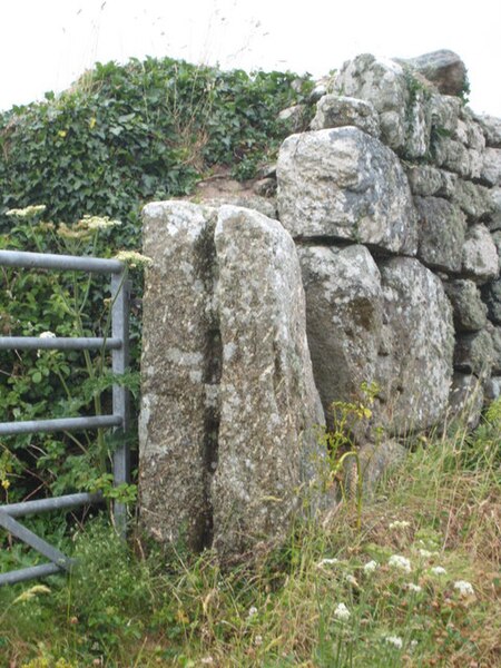 File:Ancient stone gate post at Higher Bosistow - geograph.org.uk - 851431.jpg